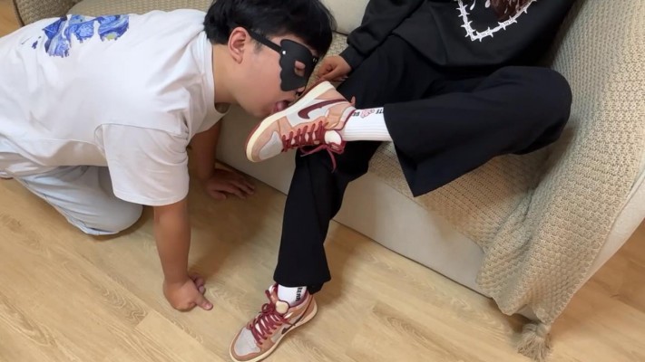 【无双工作室】素人系列二:给素人舔鞋底,鞋底喂食_HD绳艺资源