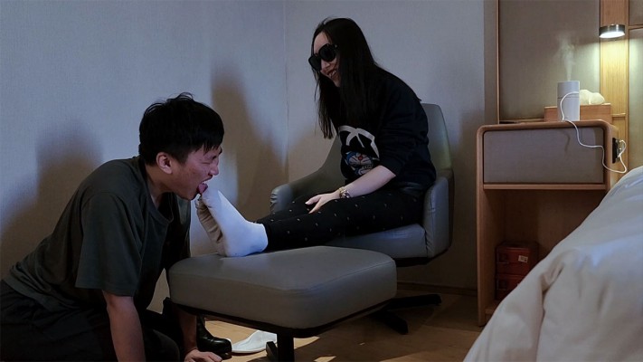 图片[3]_【红颜榜】羽神长靴臭棉袜虐奴喂食脚趾甲脚皮——人体垃圾桶系列（八）_HD绳艺资源