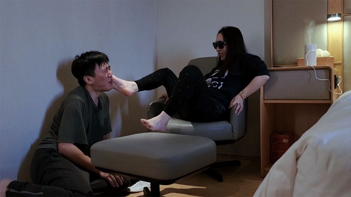 图片[6]_【红颜榜】羽神长靴臭棉袜虐奴喂食脚趾甲脚皮——人体垃圾桶系列（八）_HD绳艺资源