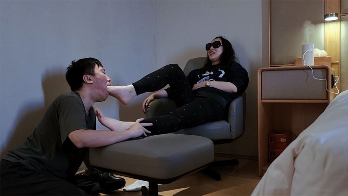 图片[12]_【红颜榜】羽神长靴臭棉袜虐奴喂食脚趾甲脚皮——人体垃圾桶系列（八）_HD绳艺资源