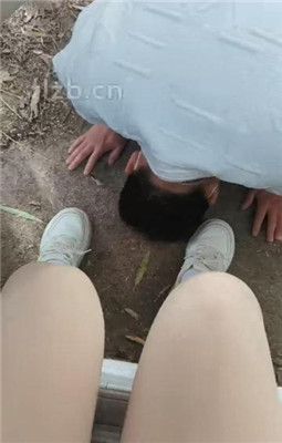 图片[6]_【喵主】户外虐-白鞋白袜踩虐舔/踢踹_HD绳艺资源