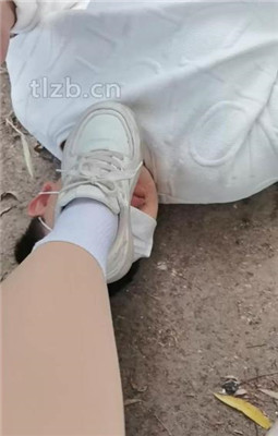 图片[12]_【喵主】户外虐-白鞋白袜踩虐舔/踢踹_HD绳艺资源