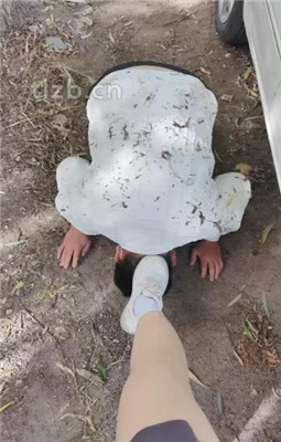 图片[14]_【喵主】户外虐-白鞋白袜踩虐舔/踢踹_HD绳艺资源