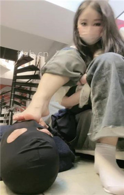 安心 狠毒S小白鞋暴虐狗狗—舔脚重度耳光骑马踢打高空蹦极