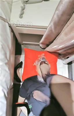 安心 狠毒S小白鞋暴虐狗狗—舔脚重度耳光骑马踢打高空蹦极