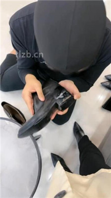 图片[12]_【辣姐】狗舌头舔鞋油保养7双皮靴_HD绳艺资源