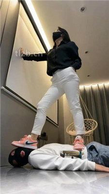 图片[7]_【辣姐】运动鞋全体重踩/船袜脚插嘴/吃袜子/口水吐脸_HD绳艺资源