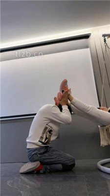 图片[11]_【辣姐】运动鞋全体重踩/船袜脚插嘴/吃袜子/口水吐脸_HD绳艺资源