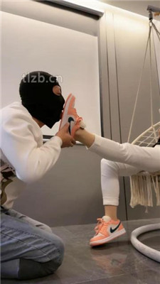 图片[19]_【辣姐】运动鞋全体重踩/船袜脚插嘴/吃袜子/口水吐脸_HD绳艺资源