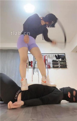 图片[14]_【朱砂痣】滚轮虐肚/踩狗爪/训练臭脚捂脸/踩踏耳光_HD绳艺资源