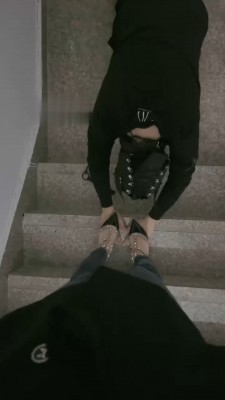 图片[4]_【桃幼幼】户外楼道遛狗-铆钉高跟踩踏_HD绳艺资源