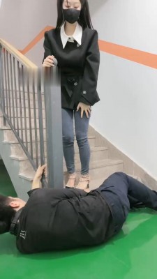 图片[9]_【桃幼幼】户外楼道遛狗-铆钉高跟踩踏_HD绳艺资源