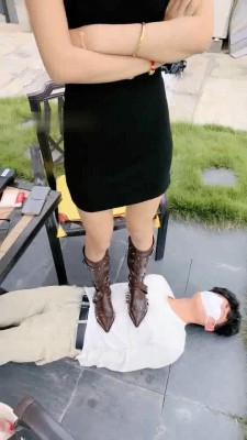 图片[2]_【沅芷大人】高跟皮靴踩虐脚垫/训练棍威胁就范_HD绳艺资源