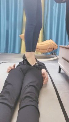 图片[2]_【冷魅】骑马/sp/高跟裸足恋足调/喝圣水/掐乳_HD绳艺资源