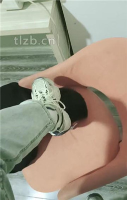 【樱女王】闺蜜琴子S美脚喂食,脚丫白嫩性感,M全舔吃干净! YC-221231-2