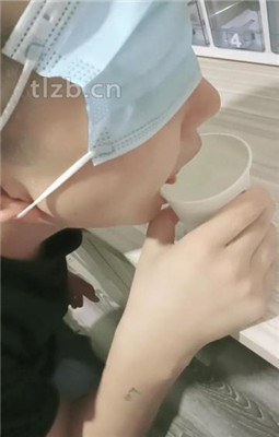 【樱女王】闺蜜琴子S美脚喂食,脚丫白嫩性感,M全舔吃干净! YC-221231-2