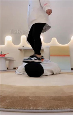 图片[2]_【海绵大大】臀部坐头/运动鞋白棉袜踩踏/转胯/灌圣水_HD绳艺资源