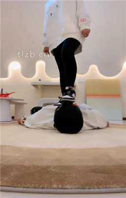 图片[3]_【海绵大大】臀部坐头/运动鞋白棉袜踩踏/转胯/灌圣水_HD绳艺资源