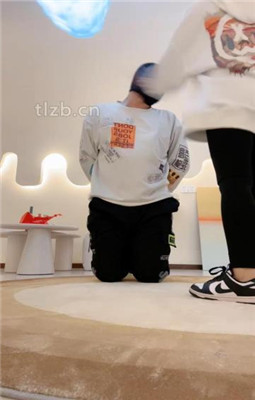 图片[13]_【海绵大大】臀部坐头/运动鞋白棉袜踩踏/转胯/灌圣水_HD绳艺资源