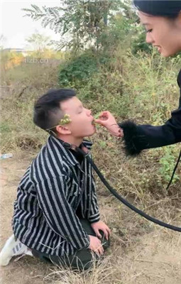 图片[4]_【佳琳】户外犬化-吃野草-遛狗转胯-舔泥巴脏鞋底_HD绳艺资源