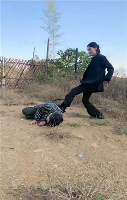 图片[13]_【佳琳】户外犬化-吃野草-遛狗转胯-舔泥巴脏鞋底_HD绳艺资源