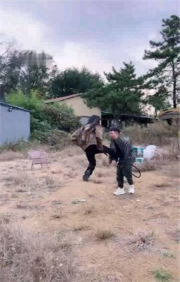 图片[6]_【允薇】庄园清理女主脏泥靴底/训练飞踹踩踏_HD绳艺资源