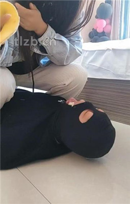 图片[4]_【吴迪】素人小姐姐-闻鞋闻jio/踩踏喂食-舔脚_HD绳艺资源