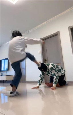 图片[4]_【精神小妹】素人S-贝壳头棉袜全体重踩/踢踹_HD绳艺资源