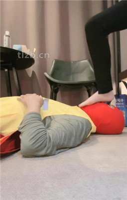 图片[6]_【安安】舔臭脚/红高跟踩踏喂食_HD绳艺资源