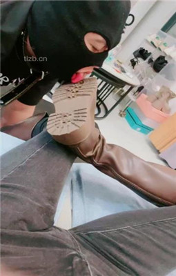 图片[3]_【利娜】长靴裸足踩狗头-伺候主人沐足_HD绳艺资源