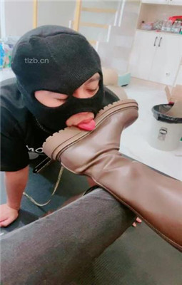 图片[6]_【利娜】长靴裸足踩狗头-伺候主人沐足_HD绳艺资源