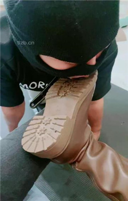 图片[8]_【利娜】长靴裸足踩狗头-伺候主人沐足_HD绳艺资源