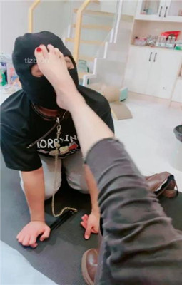 图片[12]_【利娜】长靴裸足踩狗头-伺候主人沐足_HD绳艺资源