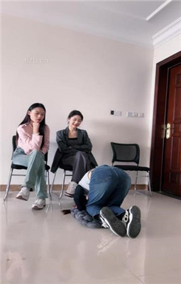 【黑丝诱惑】素人姣姣长靴踢档踩踏黑丝踩脸 YC-230107-4
