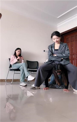 【黑丝诱惑】素人姣姣长靴踢档踩踏黑丝踩脸 YC-230107-4