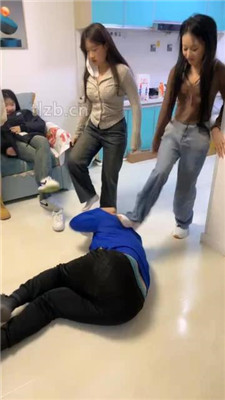 图片[12]_【精神小妹】幸运大转盘-群殴-踢踹踩跺/耳光坐头_HD绳艺资源