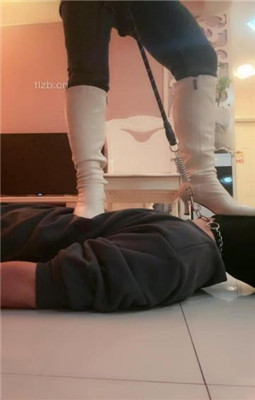 图片[13]_【傲雪】牛仔裤白靴棉袜-全体重踩踏踩脖_HD绳艺资源