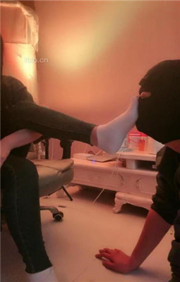 图片[20]_【傲雪】牛仔裤白靴棉袜-全体重踩踏踩脖_HD绳艺资源