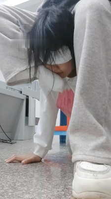 图片[10]_【爱可呀】学姐教室椅下/楼道-卑微跪舔_HD绳艺资源