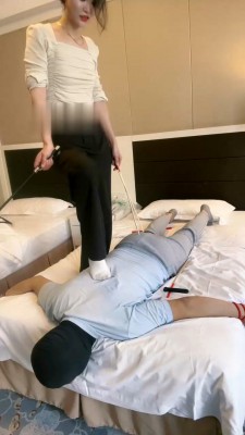 图片[4]_【孤傲女帝】重度鞭刑-藤条戒尺都打断_HD绳艺资源