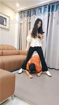 图片[2]_【嘉妮】小白鞋黑丝踩/胯下辱/舔臭脚/伺候沐足_HD绳艺资源