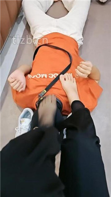 图片[15]_【嘉妮】小白鞋黑丝踩/胯下辱/舔臭脚/伺候沐足_HD绳艺资源