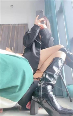 图片[19]_【甜一】长靴高跟插嘴跪舔-踩地毯_HD绳艺资源