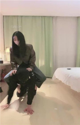【小妮女女】三双高跟鞋虐踩女奴 ACNN75