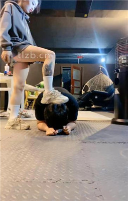 【黑丝诱惑】素人姣姣裸足脚深喉舔旗袍绣花脏鞋底 YC-230114-4