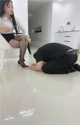 【黑丝诱惑】素人姣姣裸足脚深喉舔旗袍绣花脏鞋底 YC-230114-4