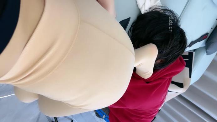 【樱女王】姑姑萍姐发现变态,无情惩罚,舔干净臭丝袜脚! YC-230125