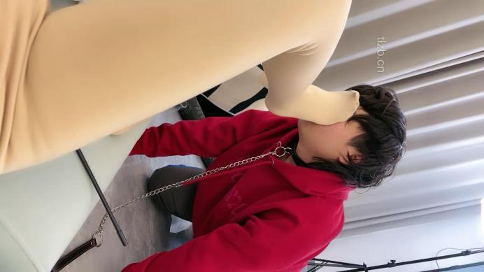 【樱女王】姑姑萍姐发现变态,无情惩罚,舔干净臭丝袜脚! YC-230125