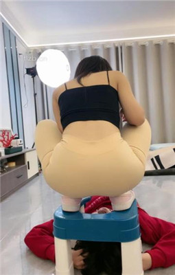 【樱女王】姑姑萍姐发现变态,无情惩罚,舔干净臭丝袜脚! YC-230125