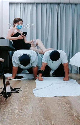 春节档:双机位邻居家小姐姐玛卡碎花裙高跟凉鞋美甲羞辱桌底下贱狗 YC-230126-4